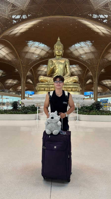Chea Vearakvanabat at the airport before leaving for Malaysia